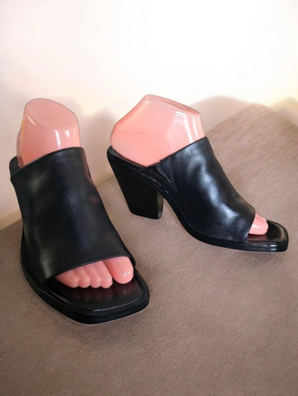 NWOT VINCE CAMUTO (7.5) "SEMPELA" Black Leather Bootie Style in Sandal Form Heel